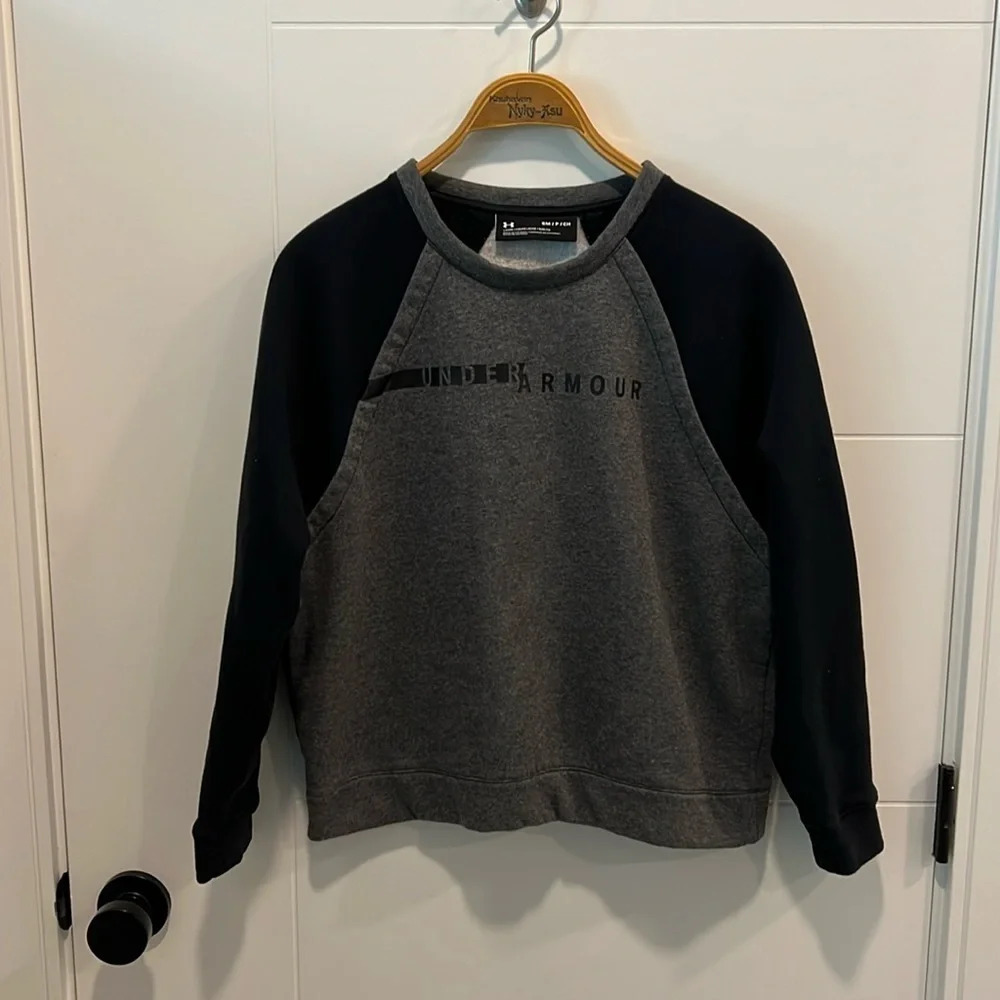 Under armour loose fit long sleeve  hoodie short style size small
